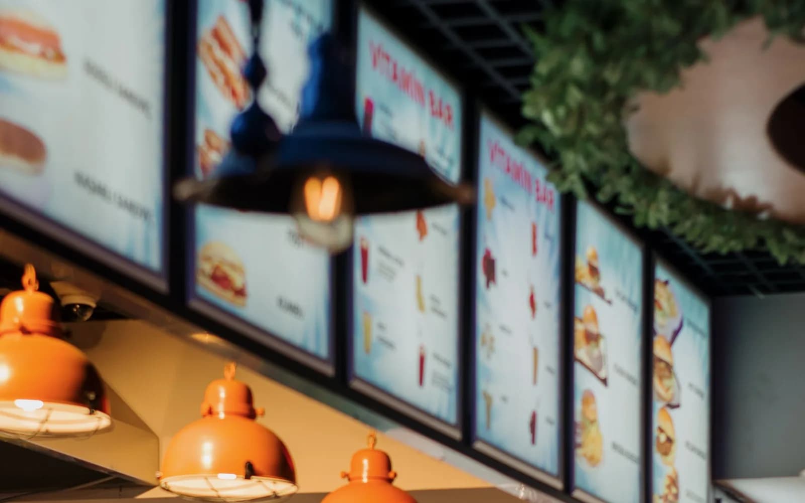 Écrans de menu numériques au-dessus du comptoir d'un café